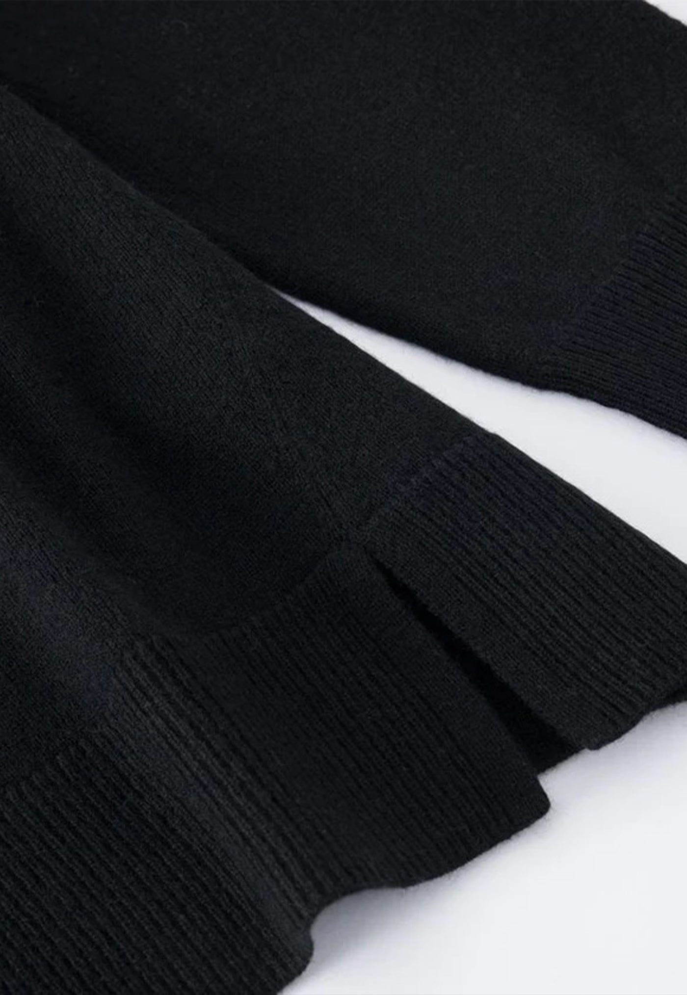 N.103 Classic V-Neck - Black