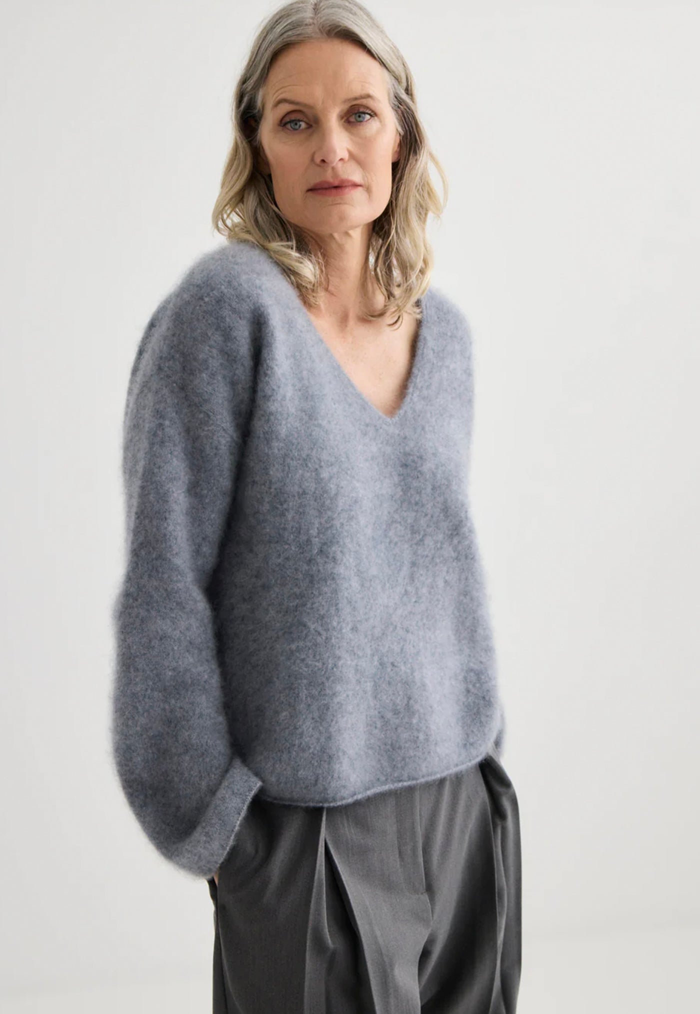 Brushed Cashmere V-Neck - Flannel