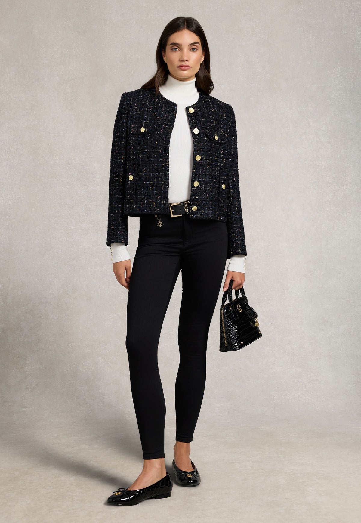 Holland Cooper Contour Skinny Jean in Black, featuring a high-rise skinny fit, five-pocket design and signature gold HC hardware.