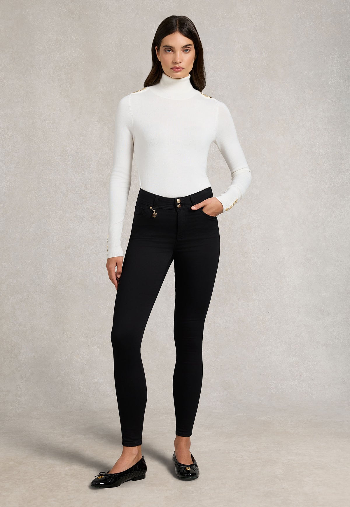 Holland Cooper Contour Skinny Jean in Stone, featuring a high-rise skinny fit, five-pocket design and signature gold HC hardware.