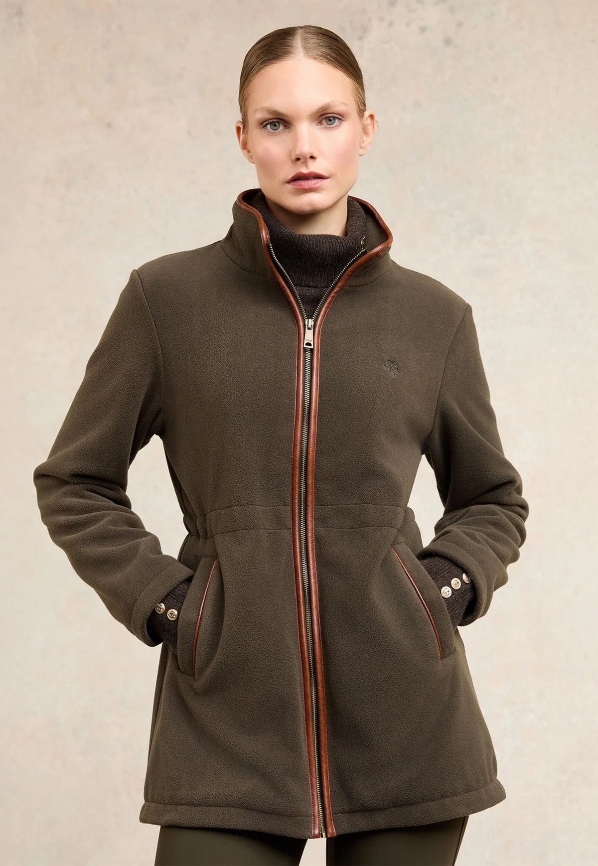 Holland Cooper Country Longline Fleece in Khaki, featuring faux leather trims, quilt-stitched collar, fleece welt pockets and signature HC embroidery.