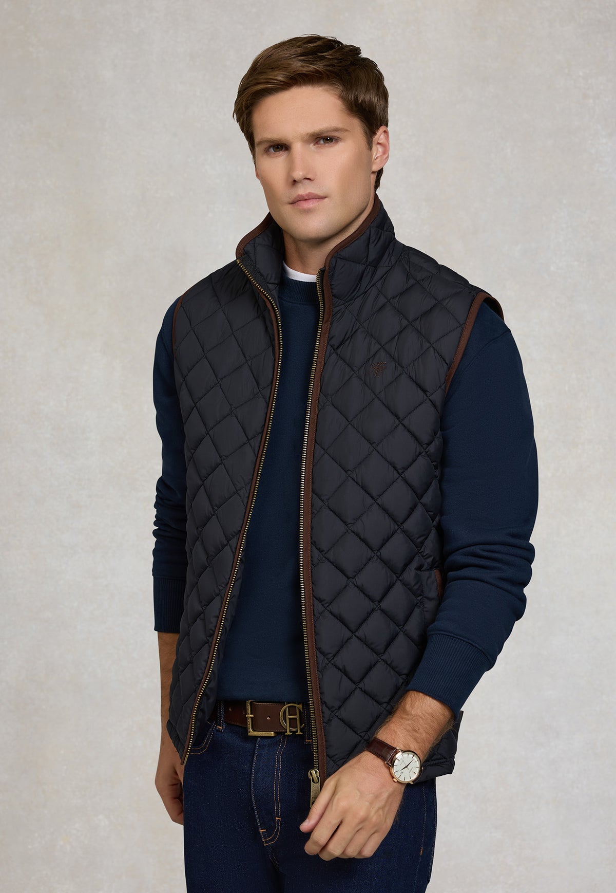 Holland Cooper Men's Country Quilted Gilet in Ink Navy, featuring diamond quilting, faux leather binding, welt pockets and embroidered chest branding.