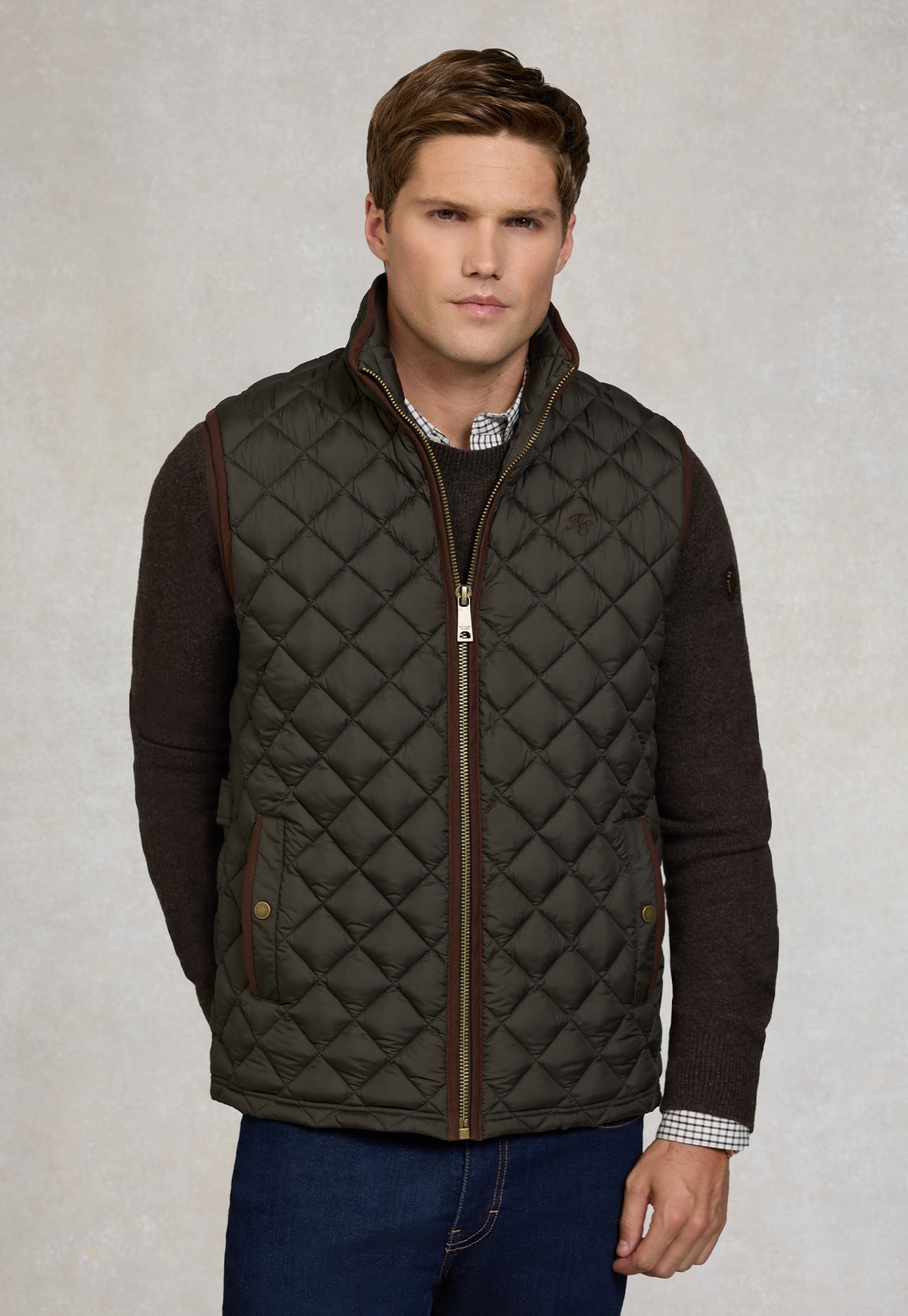 Holland Cooper Men's Country Quilted Gilet in Khaki, featuring diamond quilting, faux leather binding, welt pockets and embroidered chest branding.