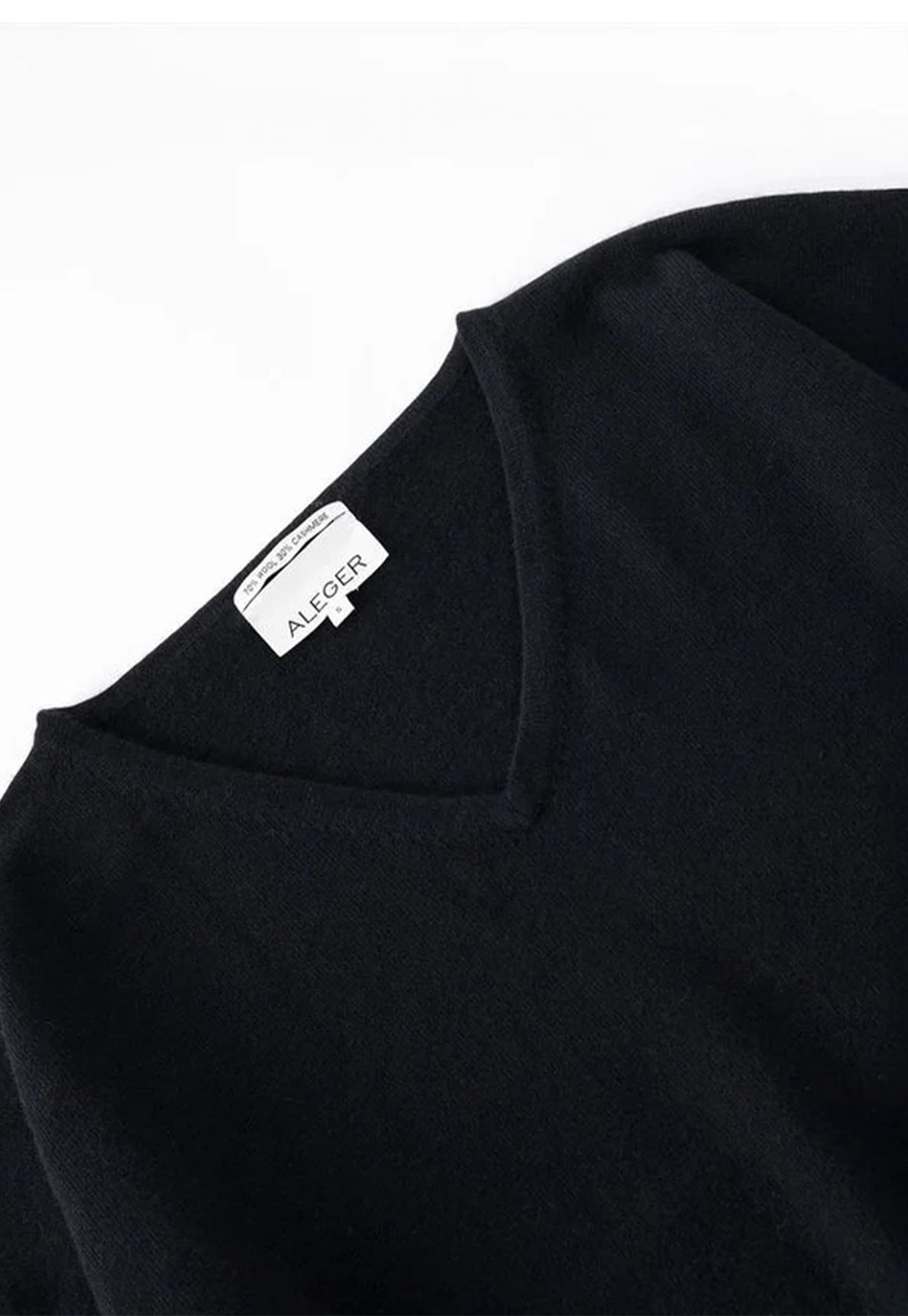 N.103 Classic V-Neck - Black